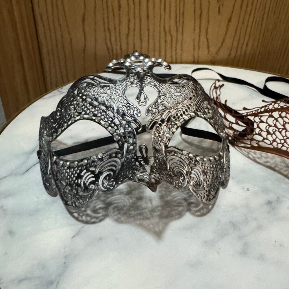 Metal masks set of two - Picture 2 of 6